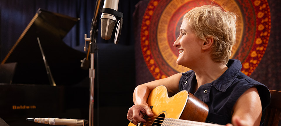 JILL SOBULE USES INFINITY DBS TO HIT ALL THE RIGHT NOTES